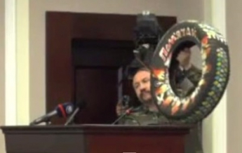 Майдановцы на сессии Киевсовета подарили Кличко шину (видео)