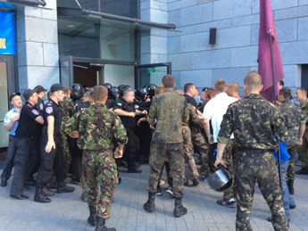 В Киеве произошла драка между самообороной и милицией (фото)