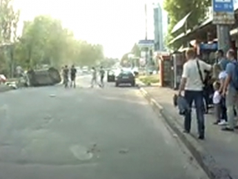 Славута перевернулась в нескольких метрах от остановки общественного транспорта (видео)