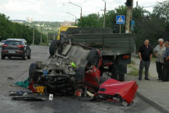 Тройное ДТП В Запорожье - легковушка превратилась в окровавленную груду металла (фото)