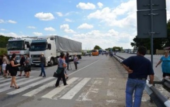 Матери и жены бойцов АТО перекрыли трассу возле Житомира (видео)