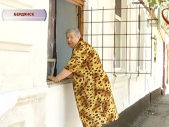 Почему пенсионерке приходится заходить в дом через окно (видео)