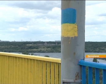 После ДнепроГЭСа сине-желтыми станут мосты в Донецке - активисты (видео)
