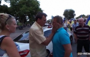 В Одессе набросились на водителя, повязавшего георгиевскую ленточку (видео)