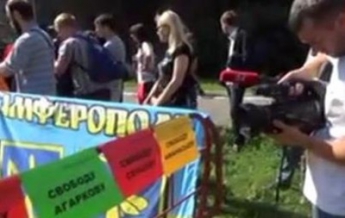 В Киеве посольство России пикетируют в поддержку Надежды Савченко
