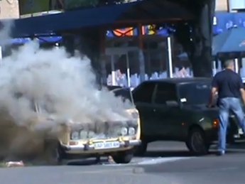 В центре города на ходу загорелась машина (видео)