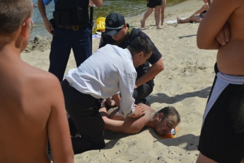 На пляже мужчина с "розочкой" подрезал двух отдыхающих (ФОТО)