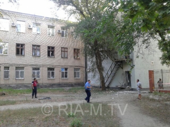 Волной от взрыва в Приватбанке выбило стекла в детской поликлинике (фото)