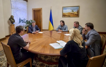 Порошенко встретился с инициативной группой помощи военным в Иловайске (видео)