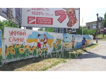 Настенные рисунки в Мелитополе обезопасили от выборов