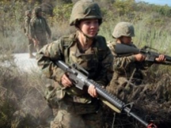 Реалии военного времени: в зоне АТО воюют бойцы в юбках