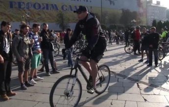 Кличко приехал на работу на велосипеде (видео)