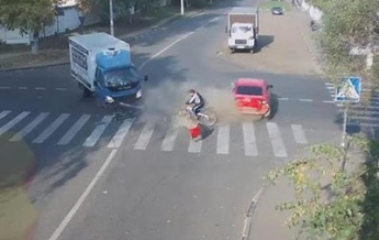 Спасение велосипедиста в серьезном ДТП стало хитом интернета (видео)