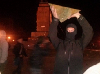 В Харькове разрушают памятник Ленину (фото)