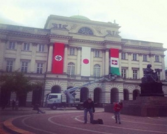В центре Варшавы вывесили огромный флаг со свастикой (фото)