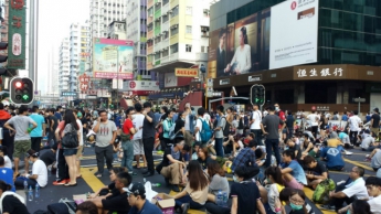 В Гонконге продолжают протестовать около 300 человек