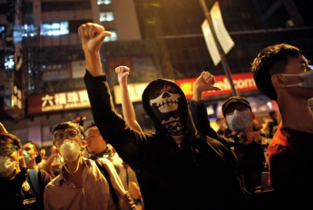 В Гонконге возобновились уличные бои (ВИДЕО, ФОТО)