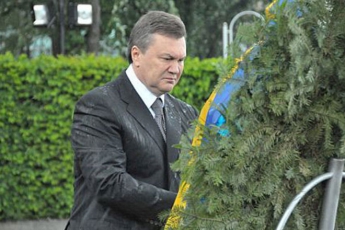 За срезанную ленту с венка Януковича Украина заплатит пенсионерке 5000 евро