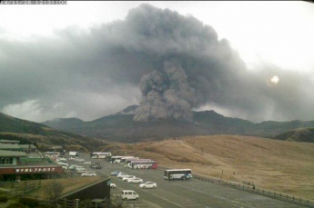 В Японии извергается вулкан: столб пепла высотой в километр (ФОТО)
