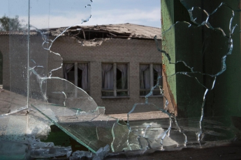 Мы забиваем окна мебелью, греемся керосиновыми лампами и сидим в темноте, - беженка из Донецка
