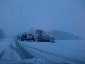За сутки спасатели вытащили из снежных заносов 3 грузовика (видео)