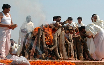 В Индии мужчина очнулся на костре для кремации