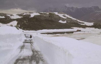 Во Франции тысячи машин заблокированы в горах из-за снегопадов
