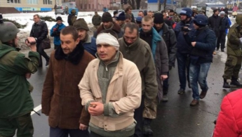 В Донецке пленных украинских военных ведут "коридором позора" (фото)