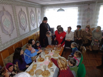 Седовласые студенты потчивали блинами беженцев из Донбасса