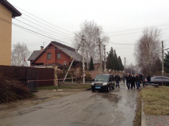 Рядом с телом Пеклушенко правоохранители обнаружили ружье, на котором висела ложка для обуви