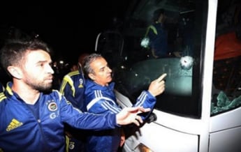 В Турции обстреляли автобус с футболистами Фенербахче (фото)