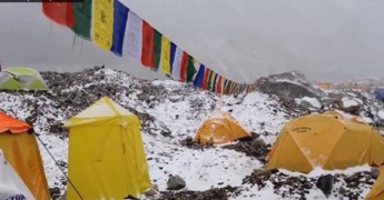 Появилось шокирующее видео схода лавины на Эвересте