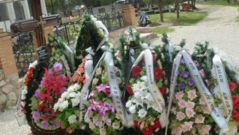 На могиле сына Януковича появилась табличка с его именем (фото)