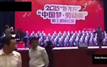В Китае во время репетиции хор провалился под сцену (видео)