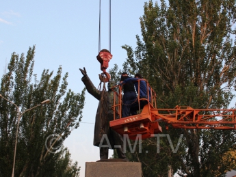 Сегодня в Мелитополе демонтировали троих Лениных (фото)