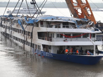 Число жертв крушения судна на реке Янцзы в Китае превысило 400 человек