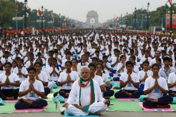Миллионы индийцев приняли участие в праздновании Международного дня йоги (видео)