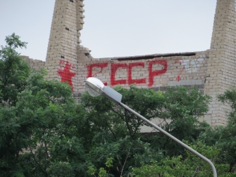 На долгострое, где висел флаг "Новороссии", появилась надпись «СССР» и красная звезда (фото)