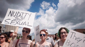 Несколько сотен канадских женщин вышли на марш за право ходить топлес