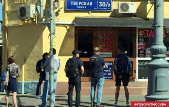 В Москве у обменников образовались очереди из-за падения рубля