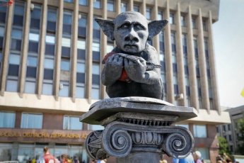 В Запорожье открыли памятники скорбящему "русскому миру" (видео)