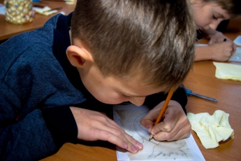 В монастыре педагогов и детей учат писать иконы (фото)