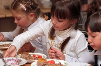 Эксперты назвали самые вредные для здоровья детей продукты питания