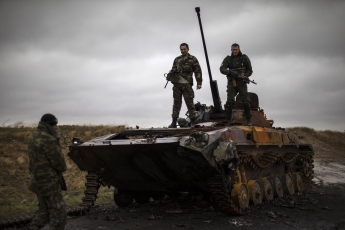 Боевики ночью 13 раз обстреляли позиции украинских военных, - пресс-центр АТО