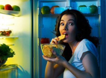 Прием пищи ночью опасно действует на мозг