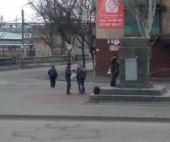 Националисты обрисовали постамент Ленина средь бела дня (фото)