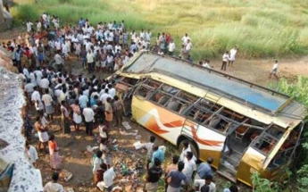 В Индии 20 человек погибли в результате падения автобуса в реку