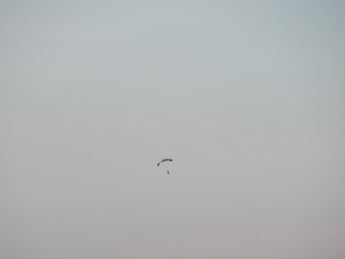 Над городом высадился десант парашютистов (фото)
