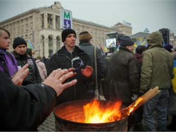 На Майдане уже семь палаток, люди жгут костры в урнах