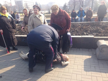 Во время митинга в Запорожье мелитопольской пенсионерке сломали шейку бедра (фото)